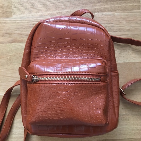 NWOT Lulu’s faux crocodile cognac backpack - Picture 5 of 7